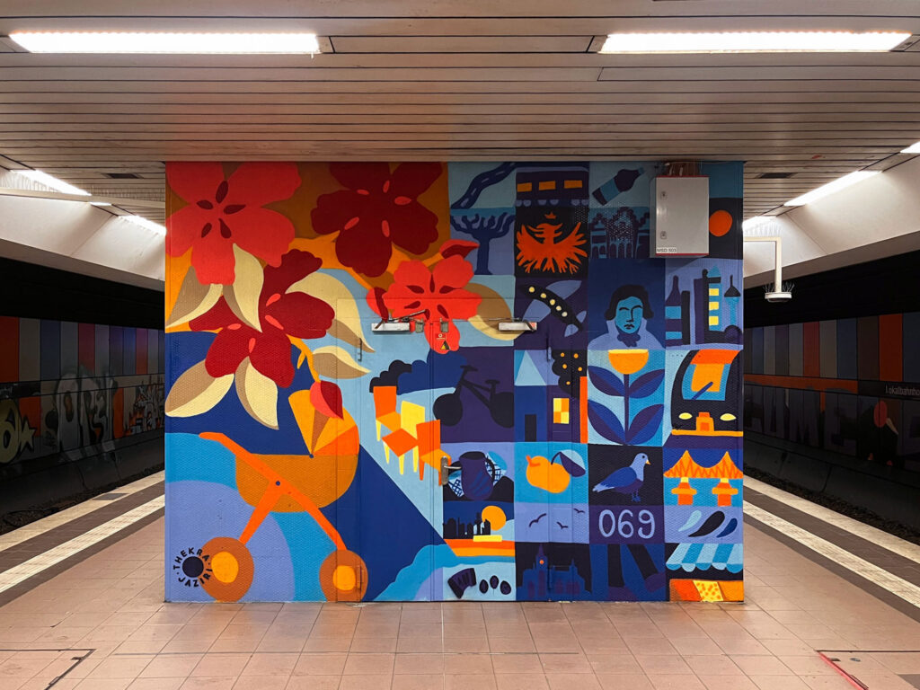 Wandbild mit Frankfurt-Motiven von Thekra Jaziri in der S-Bahn-Haltestelle Lokalbahnhof.