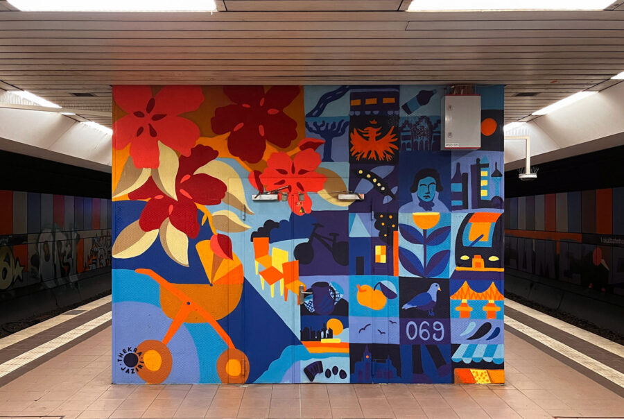 Wandbild mit Frankfurt-Motiven von Thekra Jaziri in der S-Bahn-Haltestelle Lokalbahnhof.