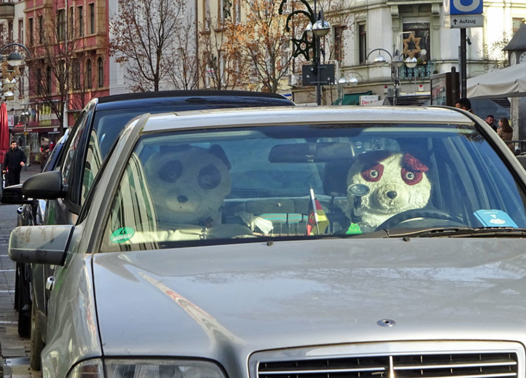 Tiergesichter als Kopfstütze für das Auto