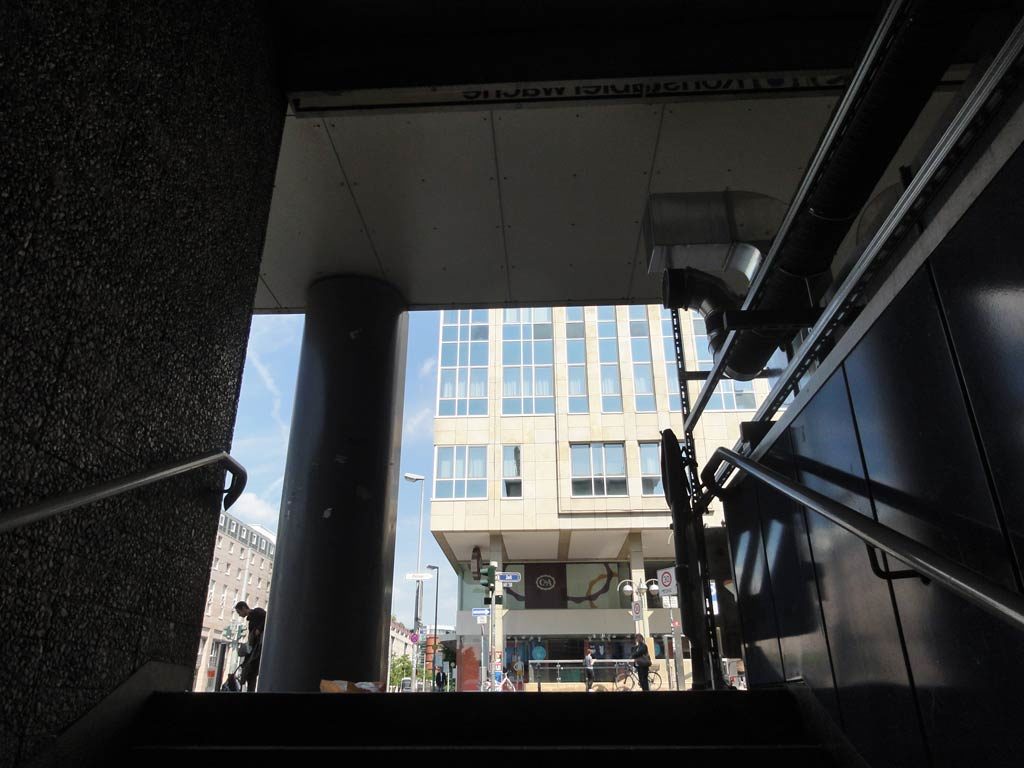 Treppen hinauf laufen an der Konstablerwache in Frankfurt