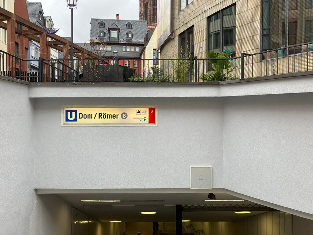 Treppenaufgang der U-Bahn-Station Dom/Römer ohne Sprüche
