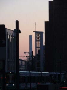 Turm der Weißfrauen Diakoniekirche bei Sonnenuntergang