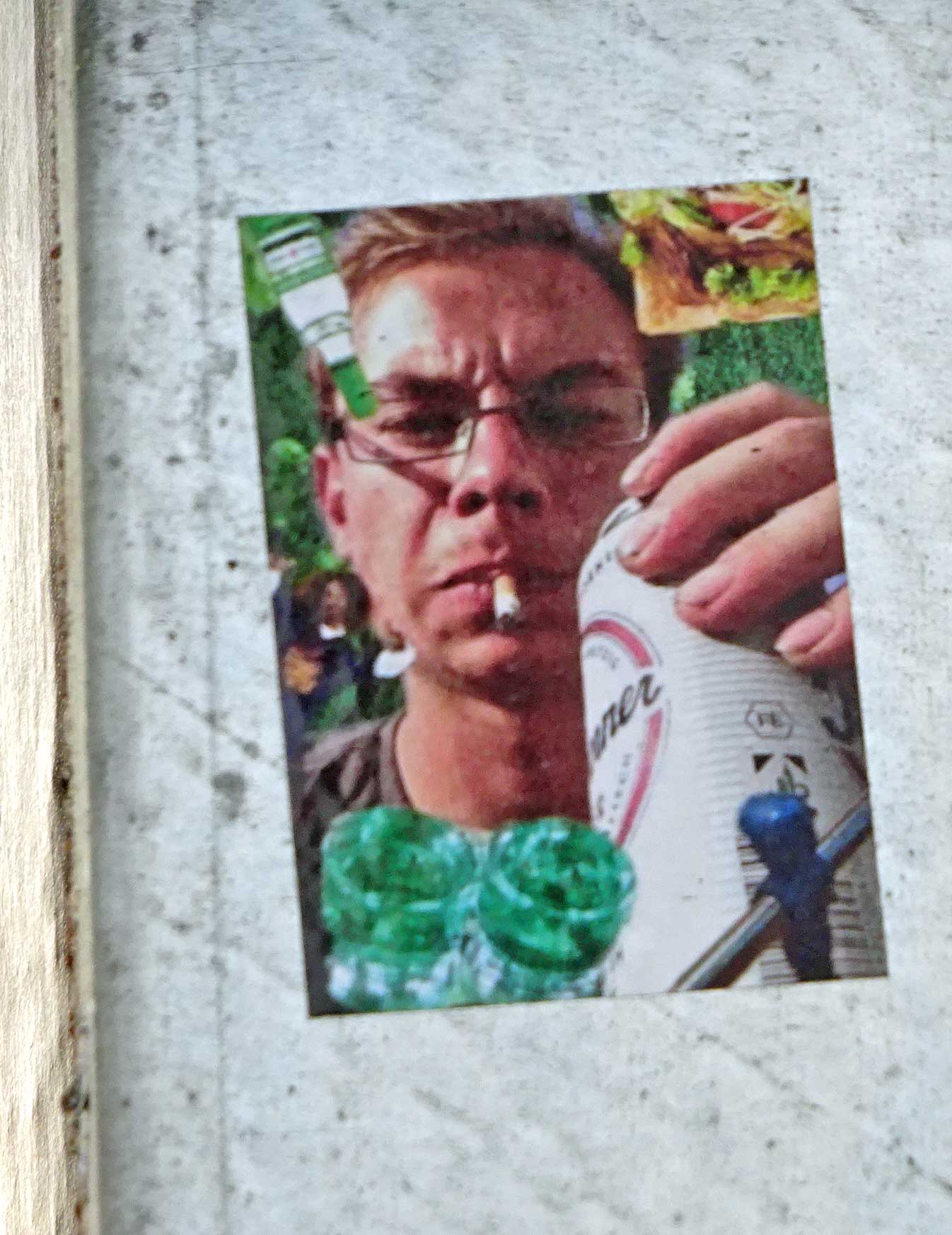Foto eines Typs mit Zigarette und Dosenbier als Aufkleber