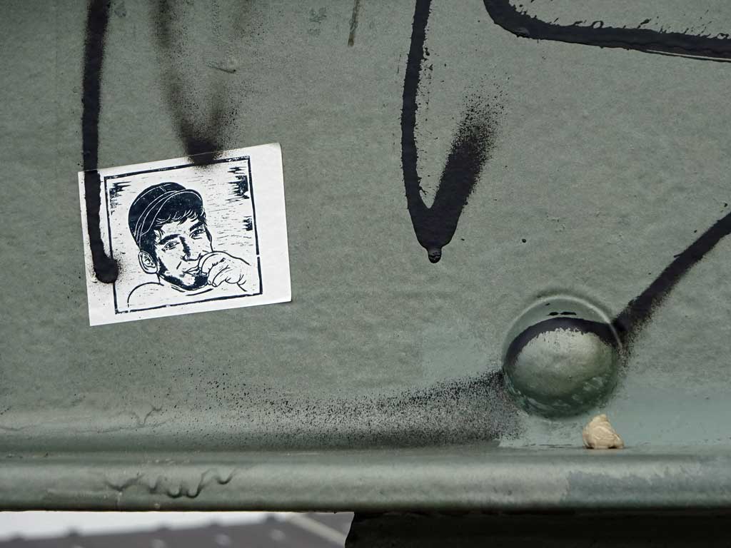 Schwarz-weiß-Zeichnung eines Typs mit Cap und dicker Hand