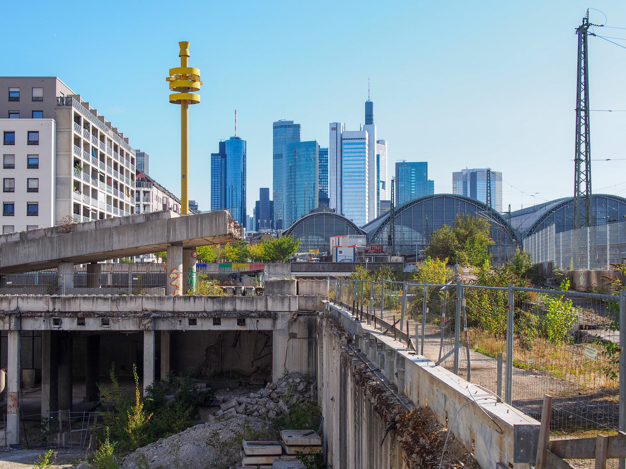 Stadtbilder Frankfurt: Typisch Frankfurt – Zwischen Abbrucharbeiten und Skyline
