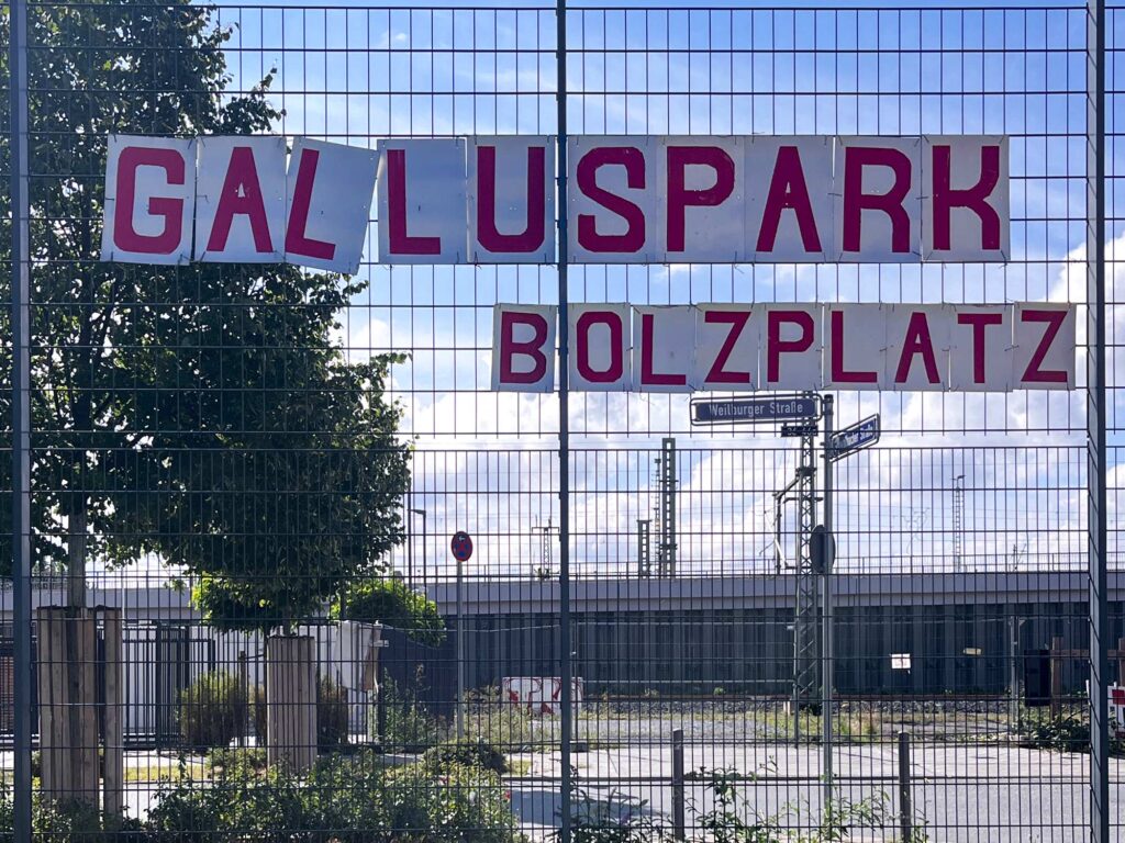 Typografie in Frankfurt: Galluspark Bolzplatz