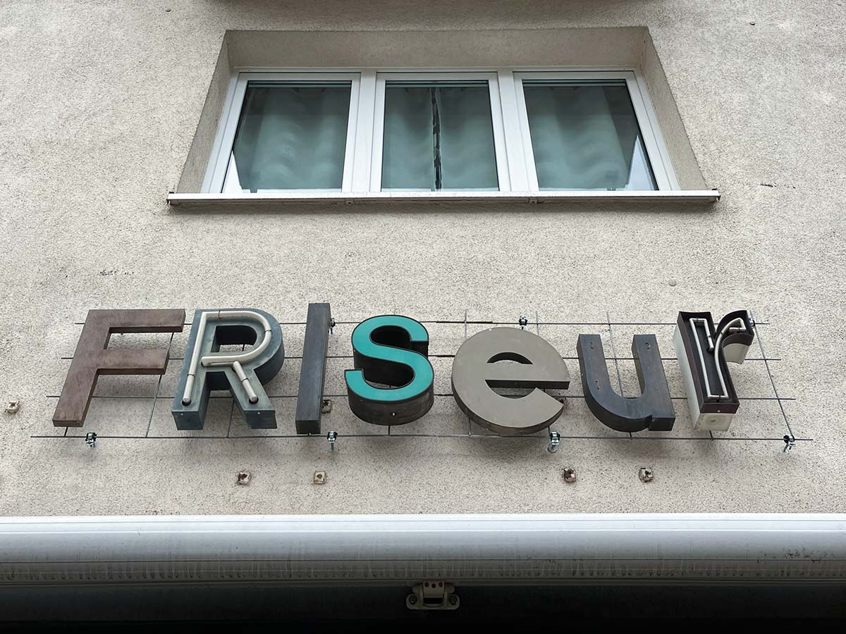 Typografie, Schilder und Logos in Frankfurt - Friseur