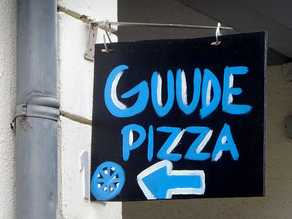Typografie, Schilder und Logos in Frankfurt - Guude Pizza