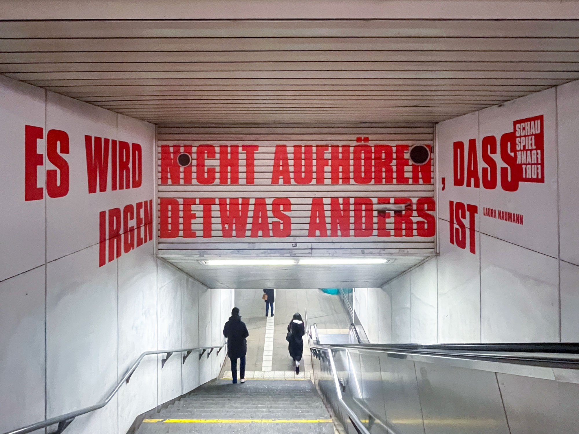 Typografische Arbeit in der U-Bahn-Station Willy-Brandt-Platz in Frankfurt – Es wird nicht aufhören, dass irgendetwas anders ist.
