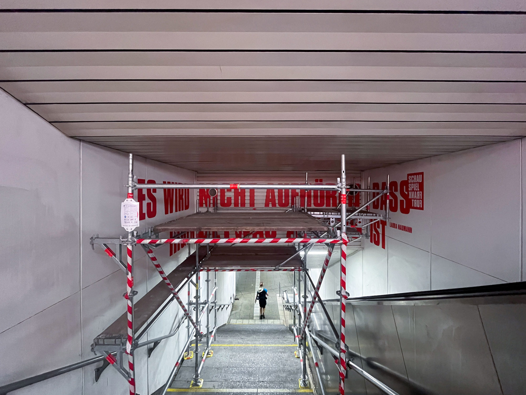 Typografische Arbeit in der U-Bahn-Station Willy-Brandt-Platz in Frankfurt – Es wird nicht aufhören, dass irgendetwas anders ist.
