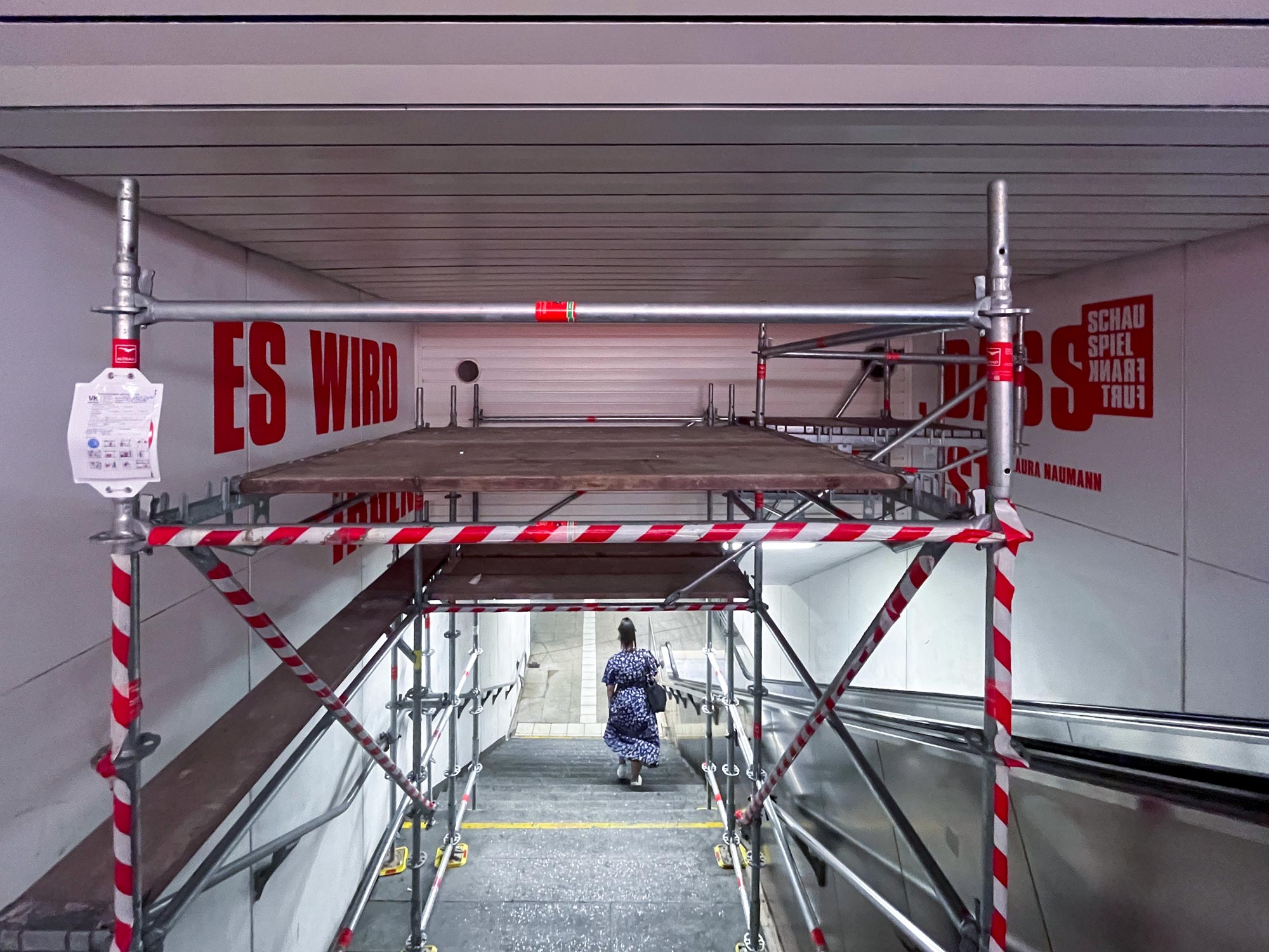 Typografische Arbeit in der U-Bahn-Station Willy-Brandt-Platz in Frankfurt – Es wird nicht aufhören, dass irgendetwas anders ist.