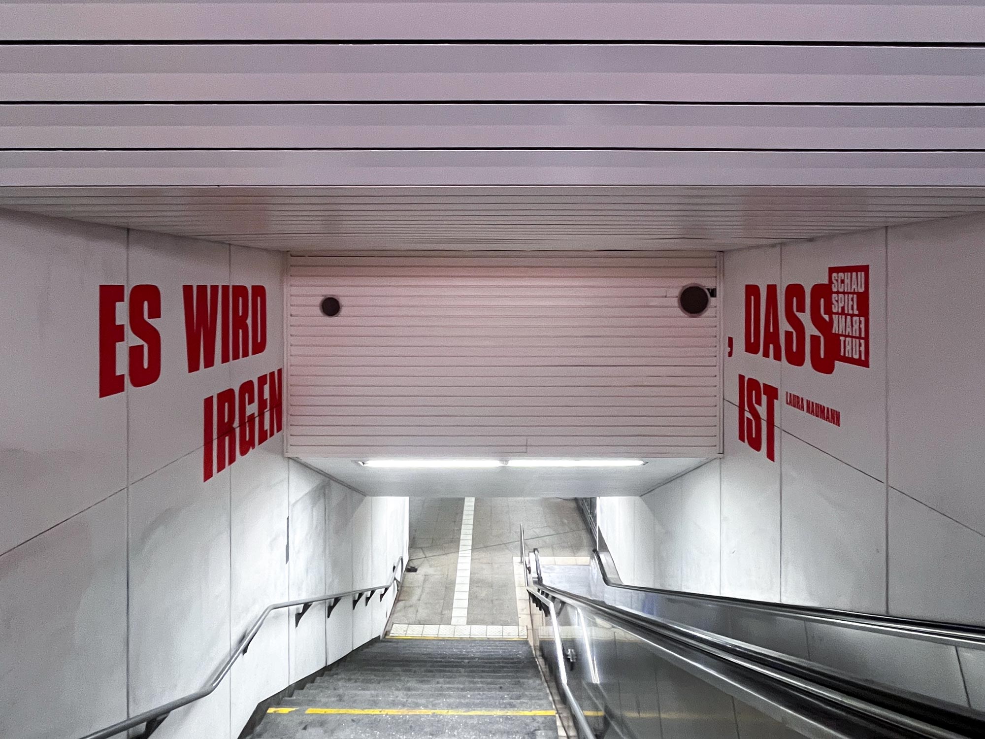 Typografische Arbeit in der U-Bahn-Station Willy-Brandt-Platz in Frankfurt – Es wird nicht aufhören, dass irgendetwas anders ist.