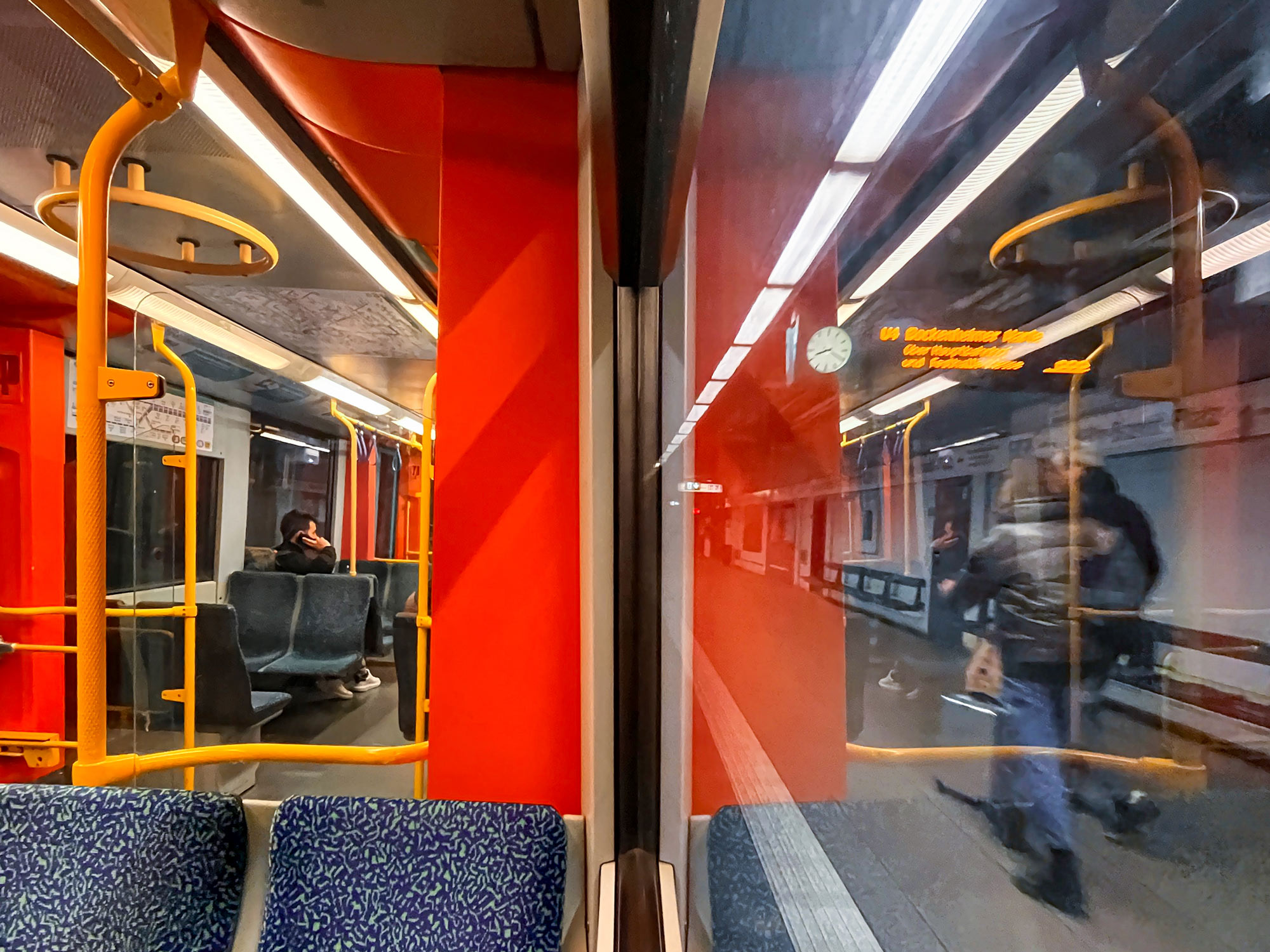 In einer U-Bahn in Frankfurt sitzend. Die eine Hälfte des Fotos zeigt das Innere des Waggons, die andere Hälfte den Bahnsteig, und das in einem Foto.
