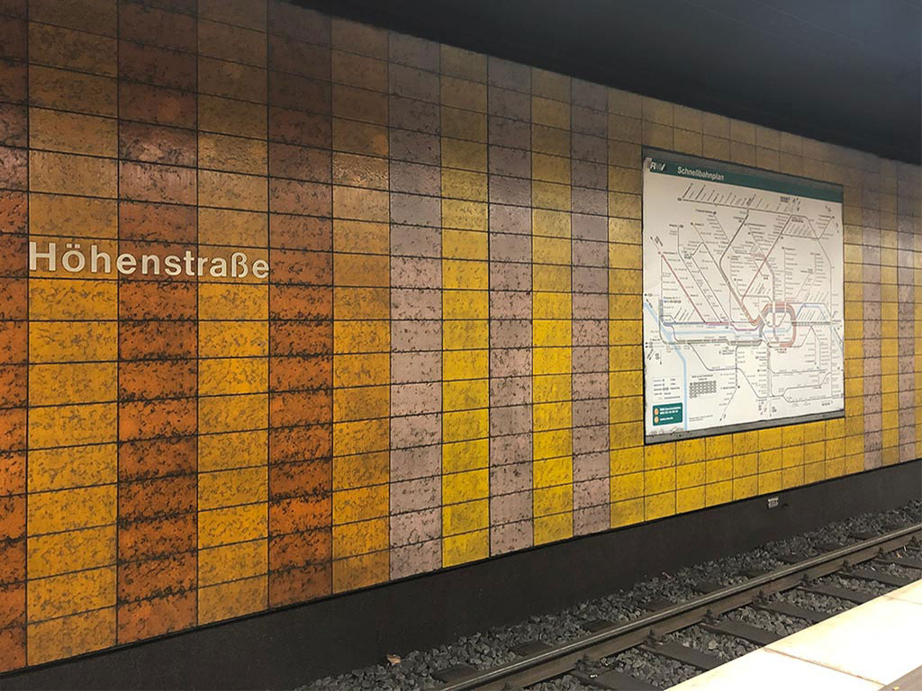 U-Bahn-Station Höhenstraße mit ß geschrieben