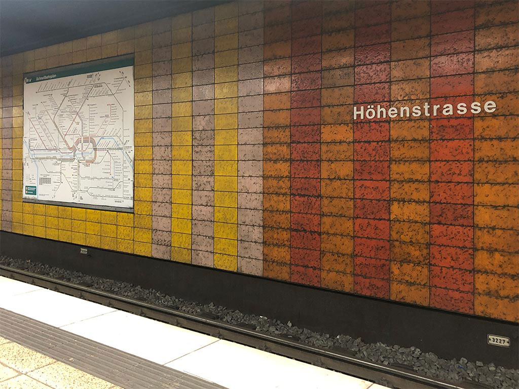 U-Bahn-Station Höhenstraße mit ss geschrieben