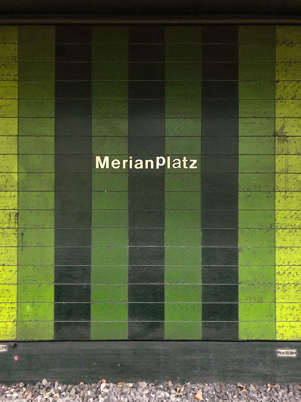 U-Bahn-Station mit falsch gesetztem p und zwei verschiedenen a