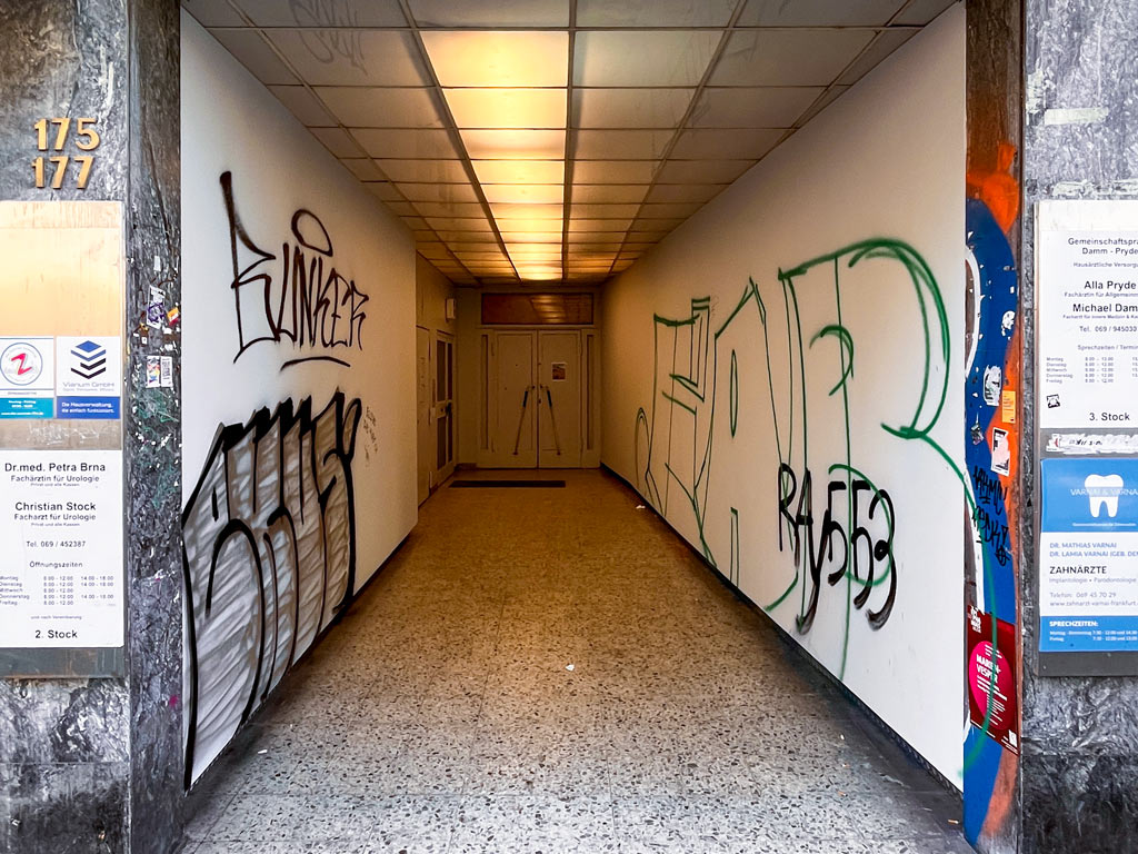 Zugangsbereich des Hauses. in dem sich früher das Berger Kino befand.