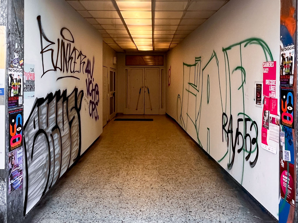 Zugangsbereich des Hauses. in dem sich früher das Berger Kino befand.