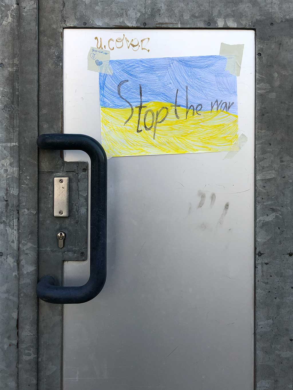 Ukraine-Flagge auf Papier mit Stop the war