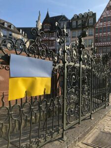 Kleine Ukraine-Flagge aus Papier am Gerechtigkeitsbrunnen