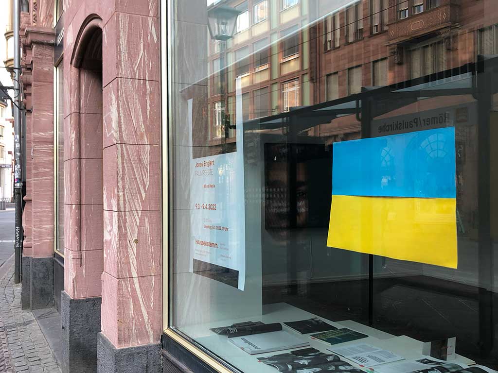 Ukraine-Flagge aus Papier im Schaufenster