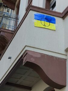 Ukrain-Flagge mit Peace-Symbol auf Papier