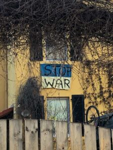 Ukraine-Flagge mit Stop War Message an Hausfassade