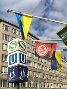 Ukraine- und Eintracht-Flaggen im Frankfurter Bahnhofsviertel
