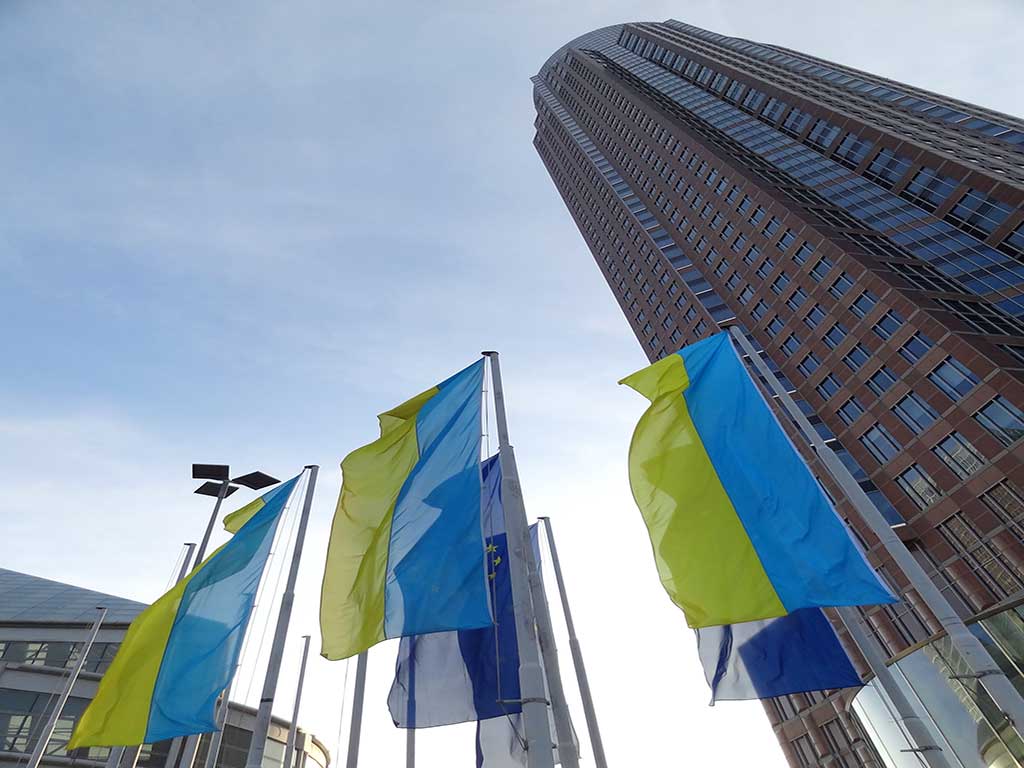 Ukraine- und Europa-Flaggen am Messeturm in Frankfurt