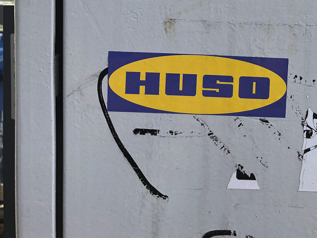 Umgestaltete Logos: HUSO statt IKEA