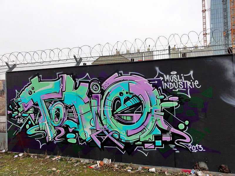 Under Art Construction - Graffitikunst am Bauzaun des EZB-Neubaus