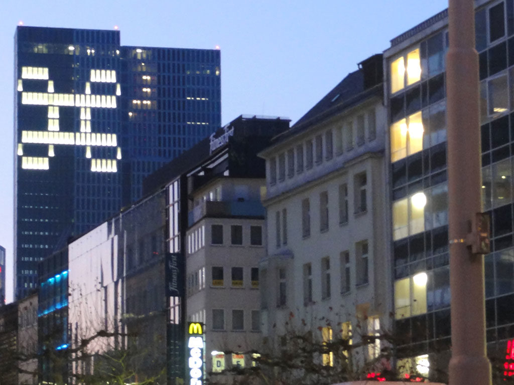 Beleuchtung eines Hochhauses in Frankfurt mit dem Unicode-Symbol/Sign of Interese