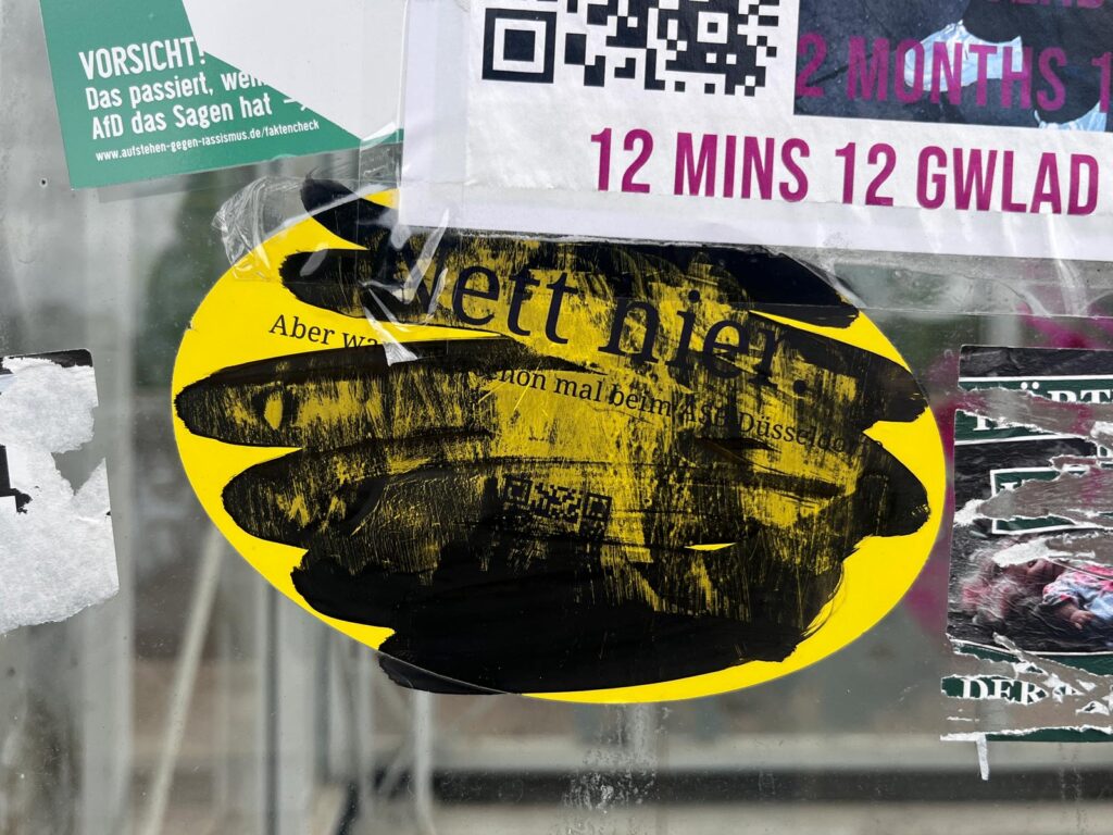Aufkleber-Meme „Nett hier, aber …“ in Frankfurt am Main