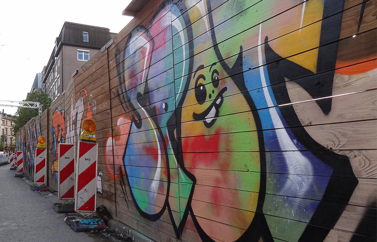 Urban Art am Mainyard-Bauzaun im Allerheiligenviertel in Frankfurt