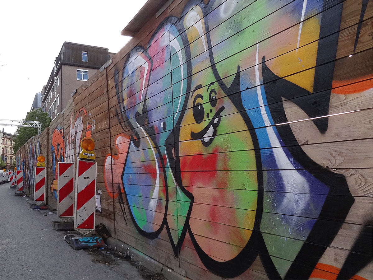 Urban Art am Mainyard-Bauzaun im Allerheiligenviertel in Frankfurt