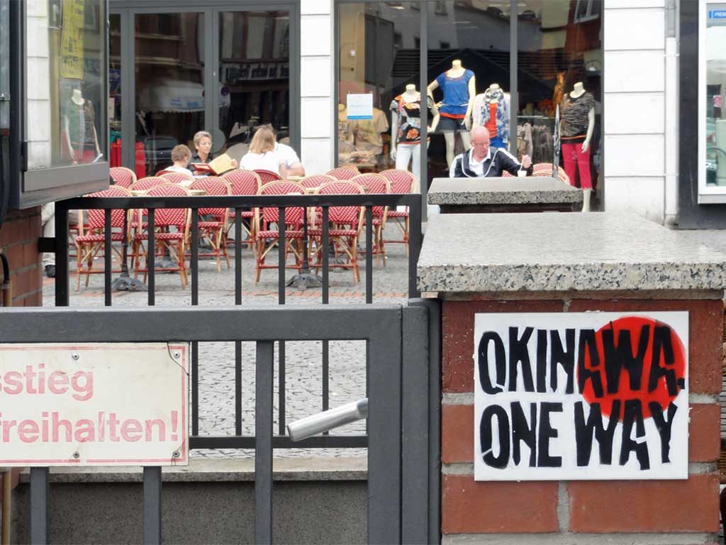 Stencil auf Fliese mit Motiv: „Okinawa One Way“