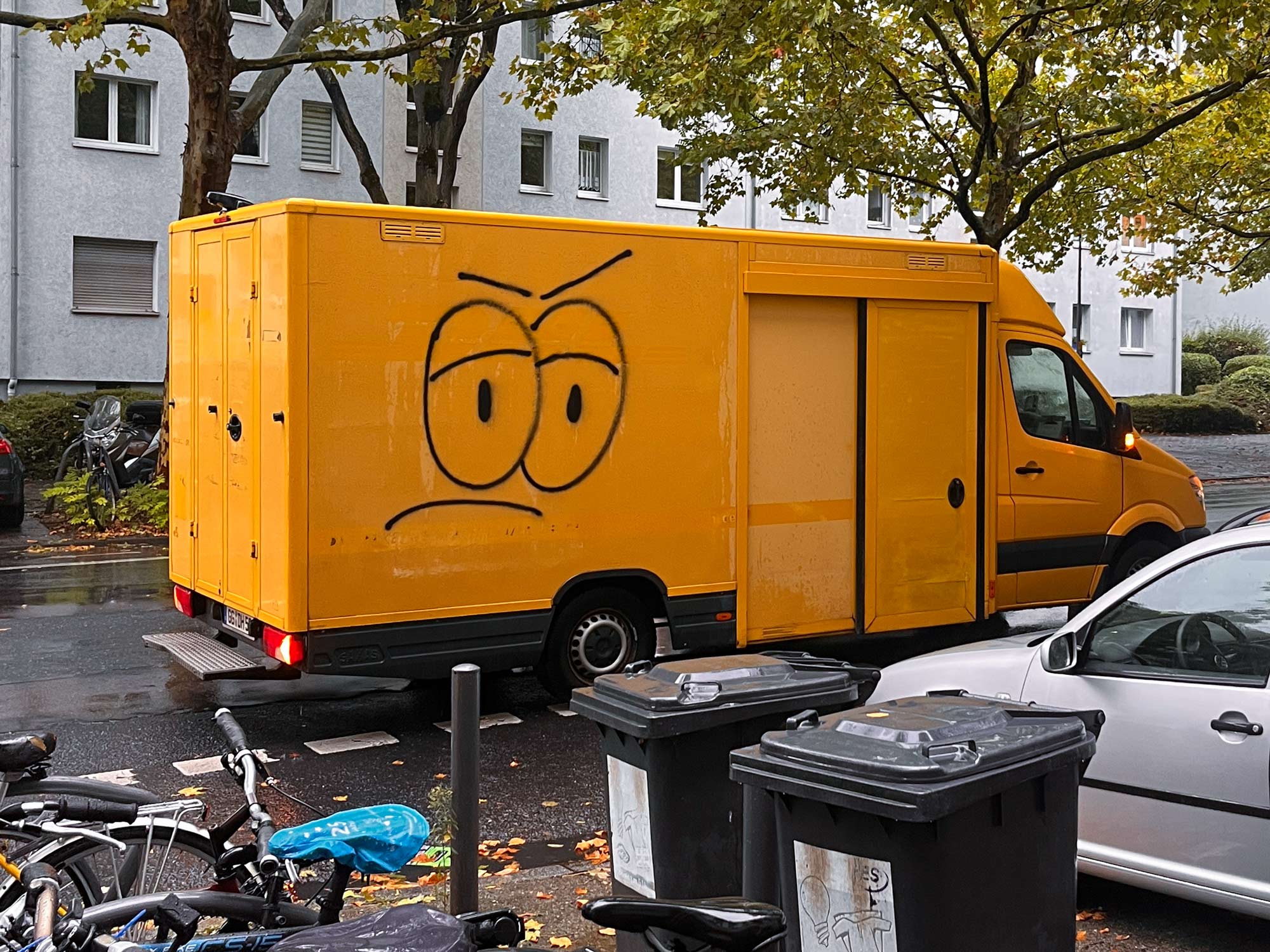 Urban Art Frankfurt - DHL-Transporter mit traurigem Gesicht