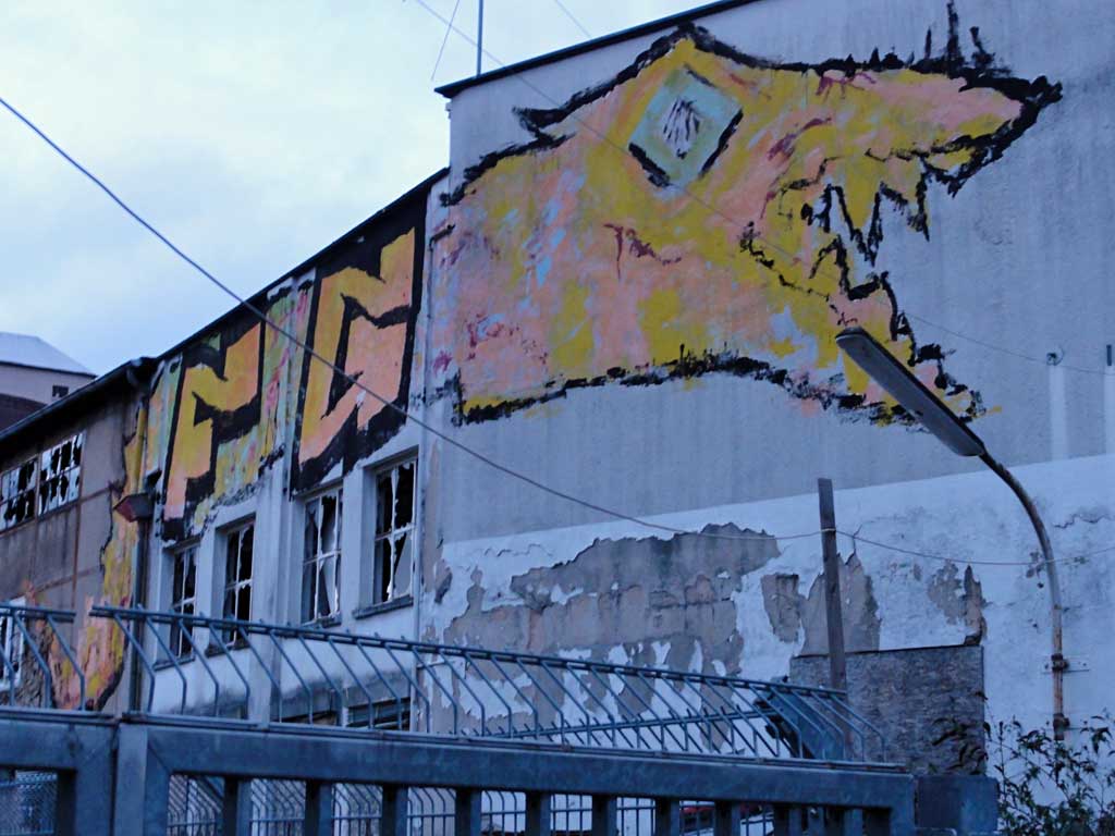 Großformatiges Roll-Up-Wandbild von „FG“ in Frankfurt