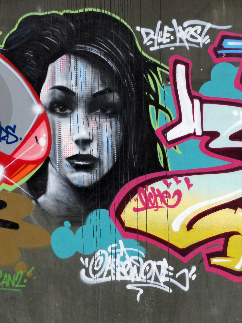 Urban Art Frankfurt - Fotorealistisches Frauengesicht