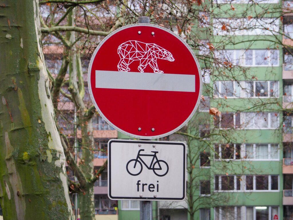 Urban Art Frankfurt – Verkehrsschilder-Streetart mit einen Wireframe-Bären