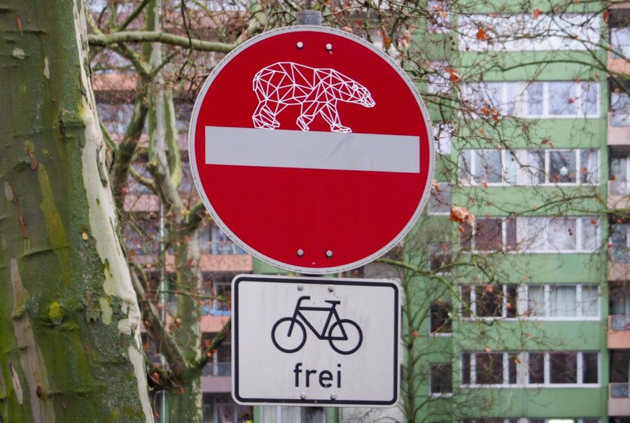 Urban Art Frankfurt – Verkehrsschilder-Streetart mit einen Wireframe-Bären