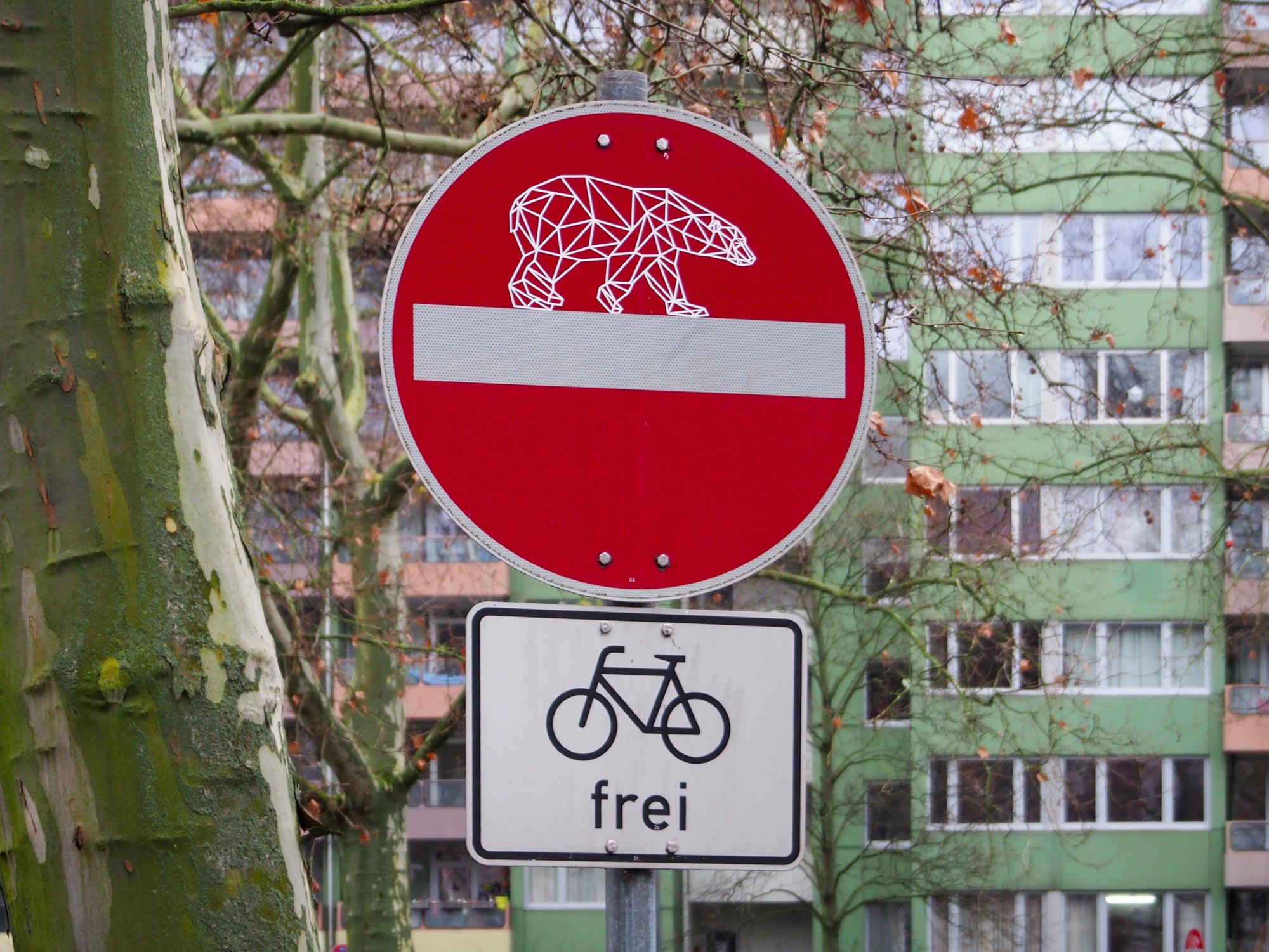 Urban Art Frankfurt – Verkehrsschilder-Streetart mit einen Wireframe-Bären