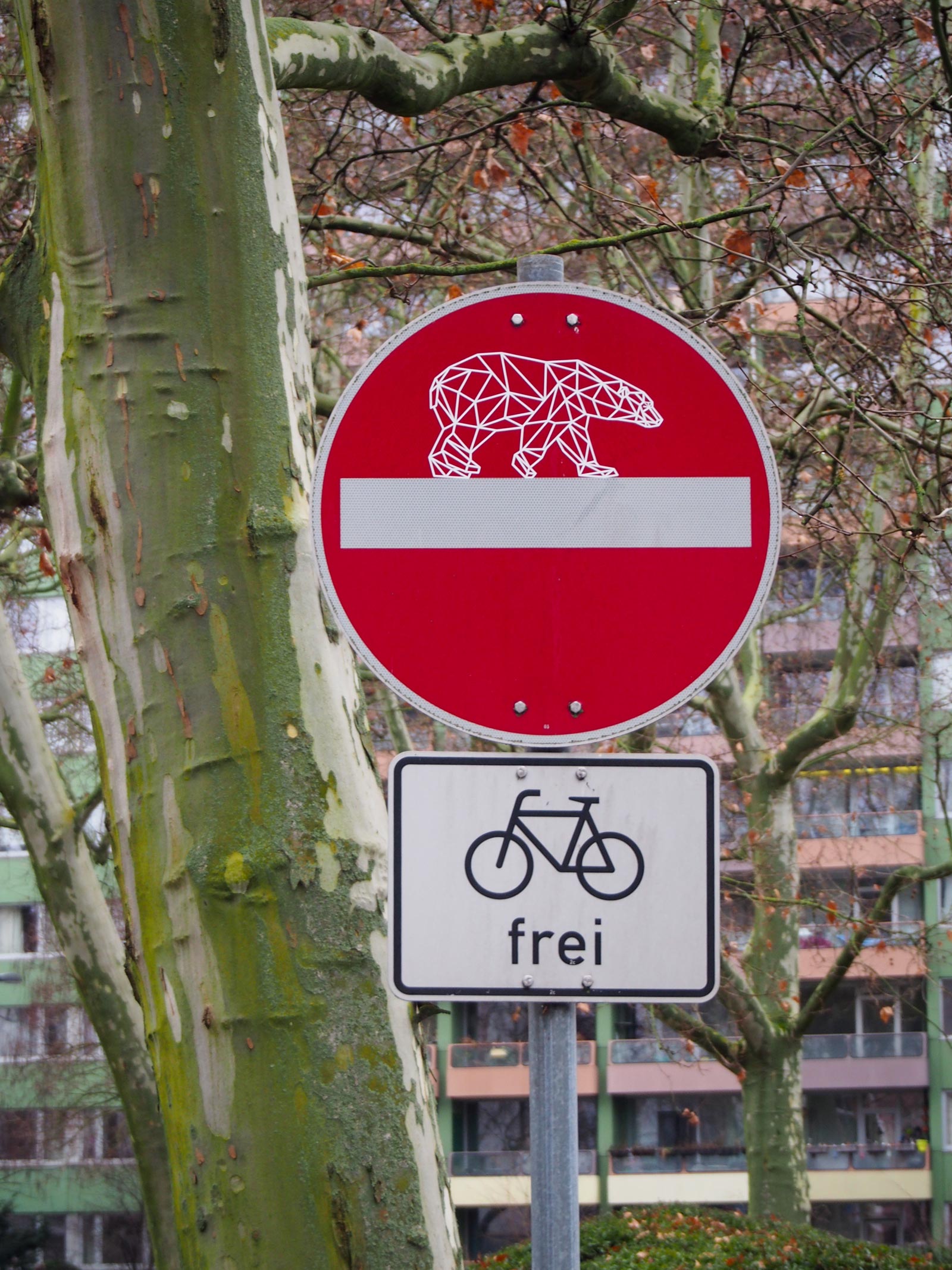 Urban Art Frankfurt – Verkehrsschilder-Streetart mit einen Wireframe-Bären