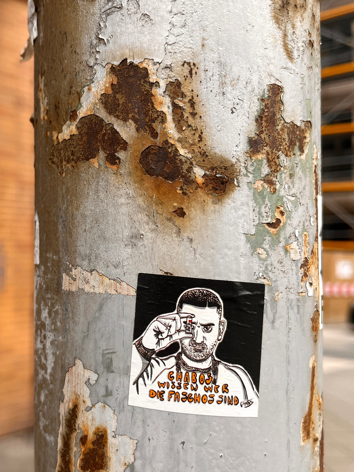 Urban Art Frankfurt – Haftbefehl-Aufkleber