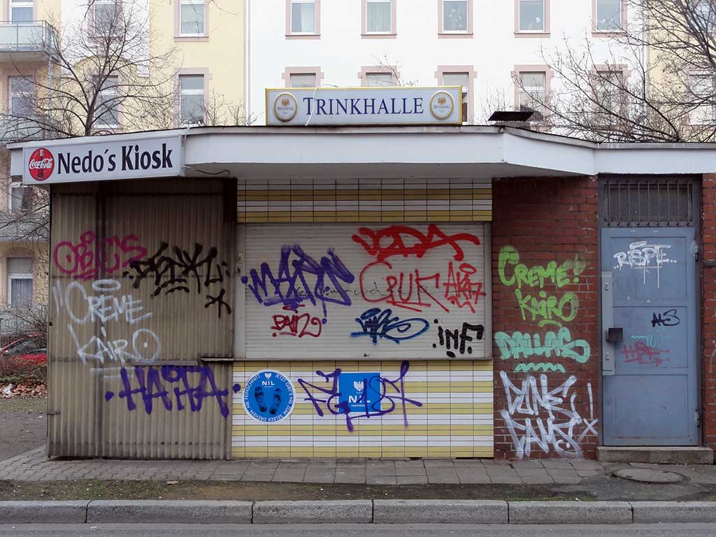 Trinkhallen mit sehr viele Tags überzogen