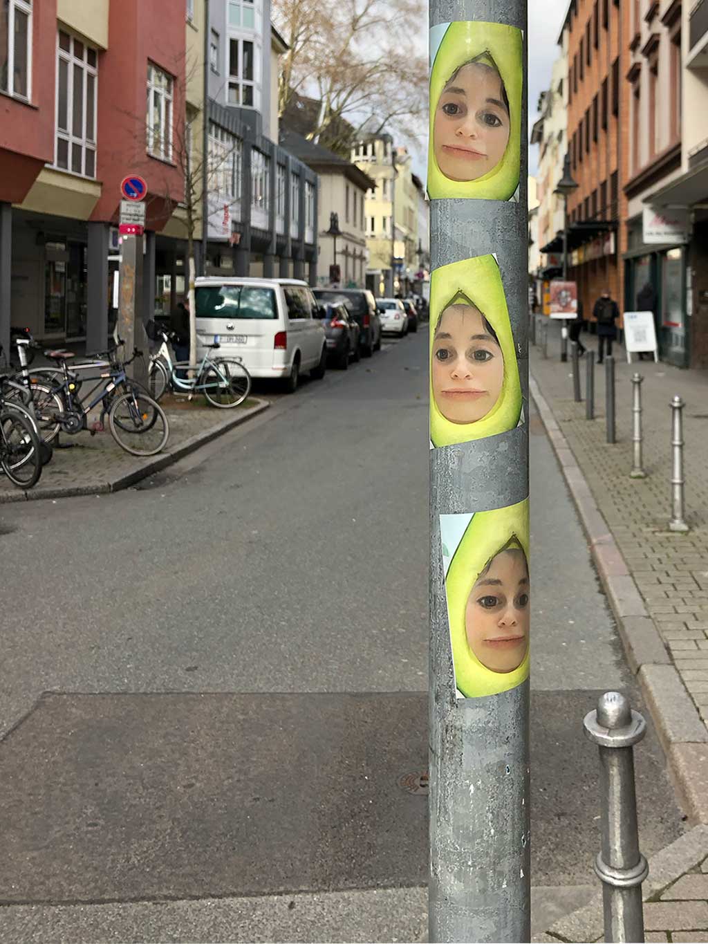Urban Art Frankfurt - Aufkleber mit Gesicht in Avocado