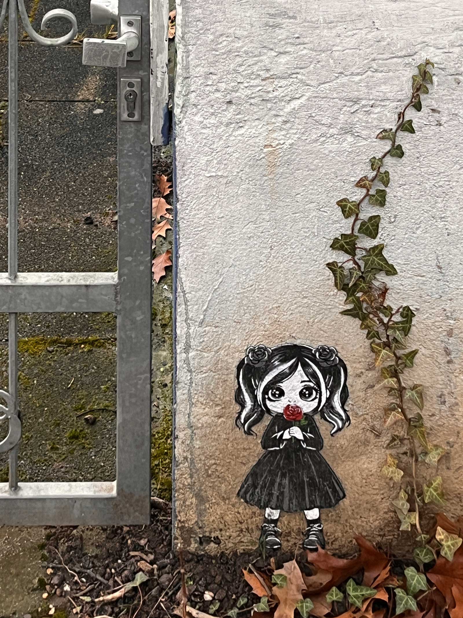 Urban Art Frankfurt - Stencil eines Mädchen mit Rose