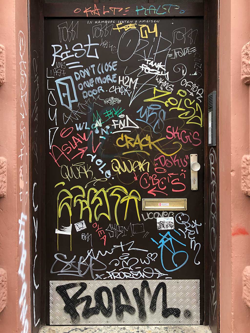 Urban Art Frankfurt - Bunt getaggte Tür