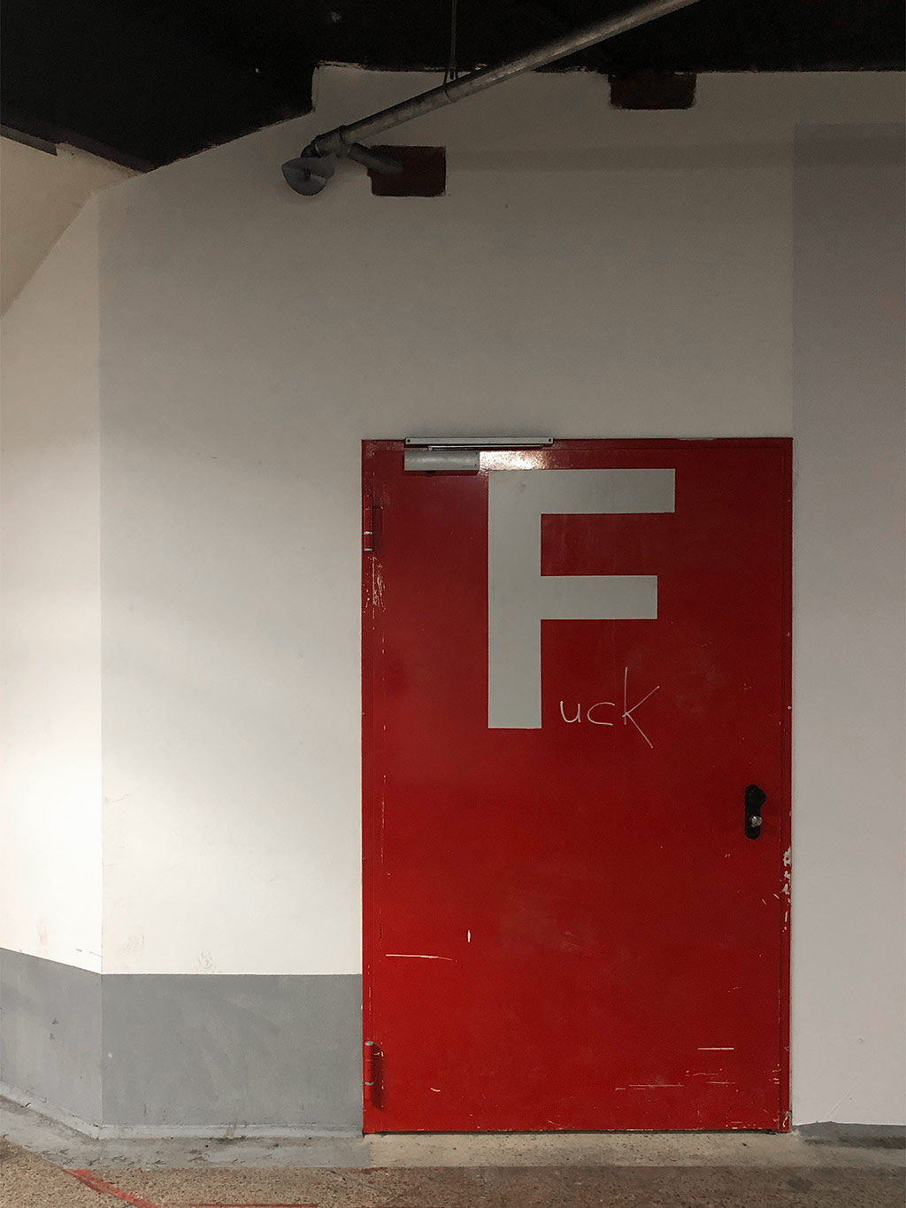 Urban Art Frankfurt - Rote Tür mit weißem F auf Fuck erweitert