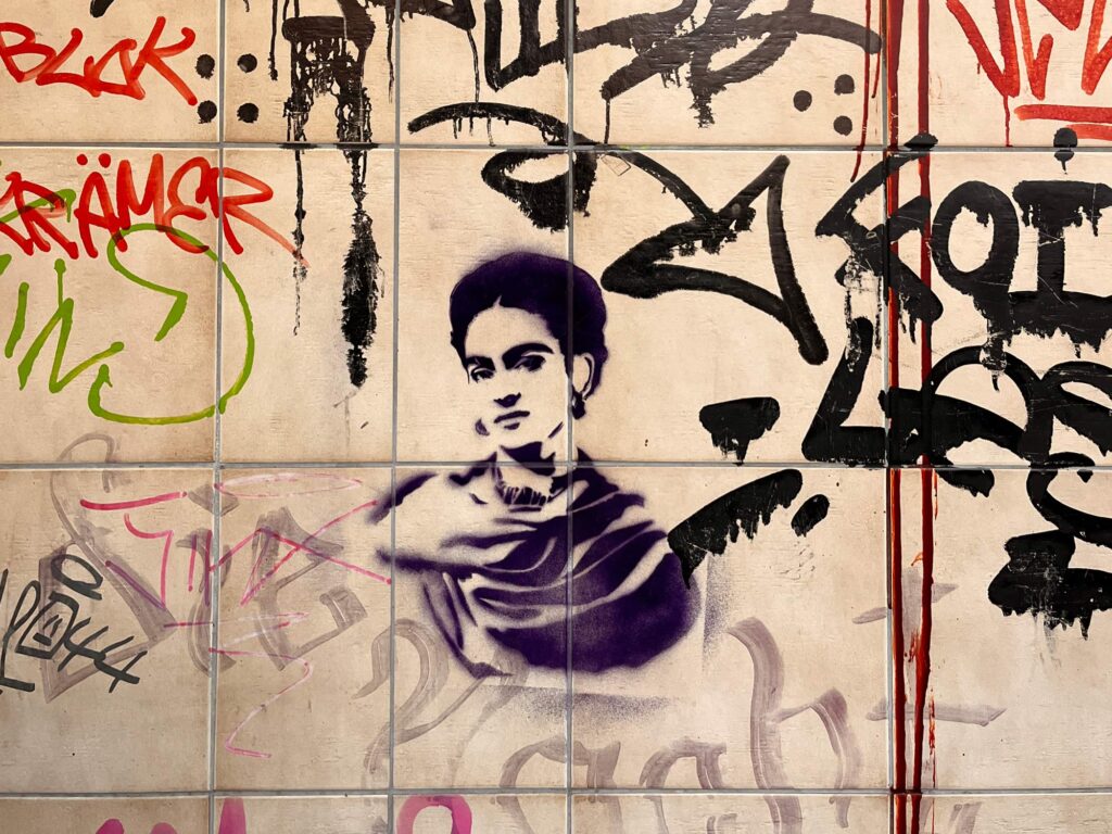 Urban Art Frankfurt – März und April 2026 (Stencil von Frida Kahlo)